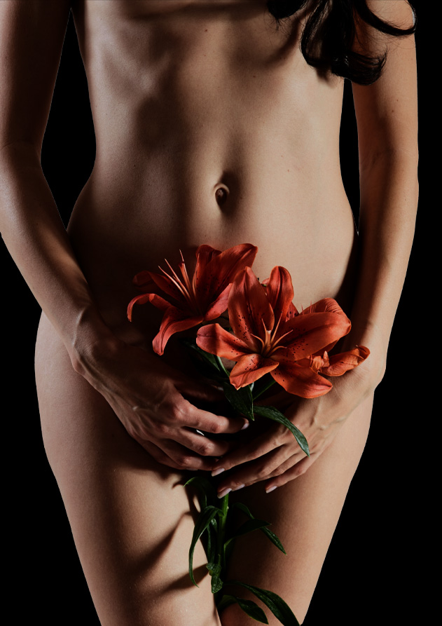 Mujer desnuda cubriéndose con una flor | masajes relax zona rosa cdmx Mujer Desnuda Cubriéndose Con Una Flor